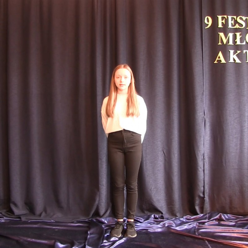 Uczestniczka 9. Festiwalu Młodego Aktora w trakcie prezentowania utworu. 