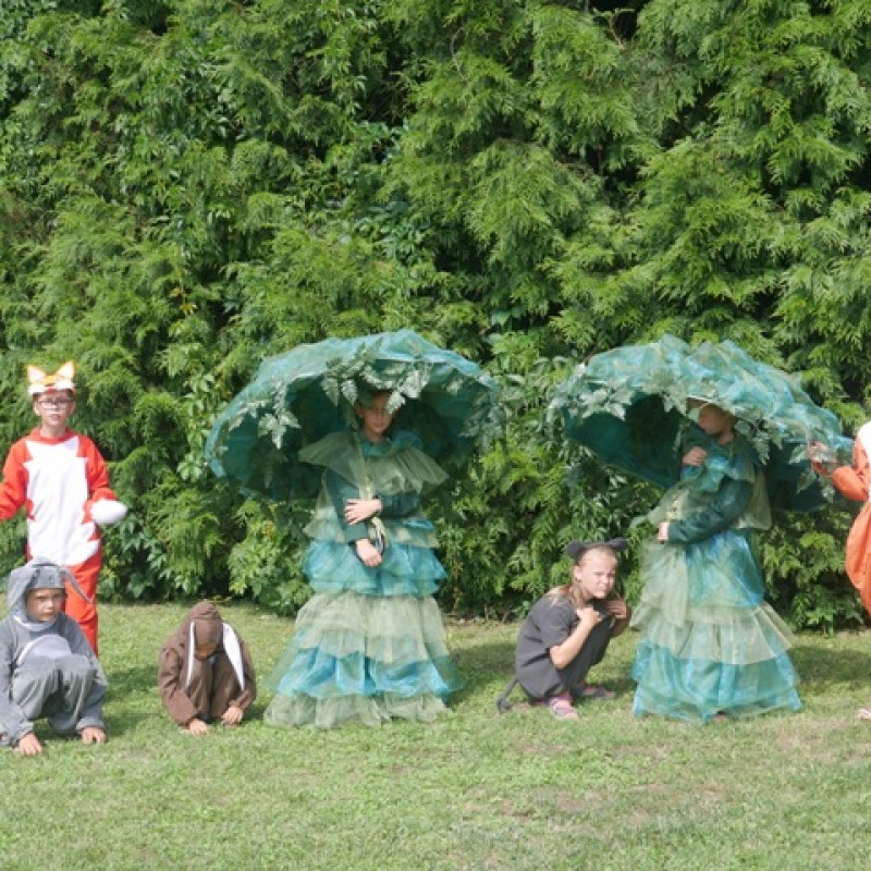 Dzieci inscenizują scenkę z lasu przebrane za zwierzęta oraz drzewa.