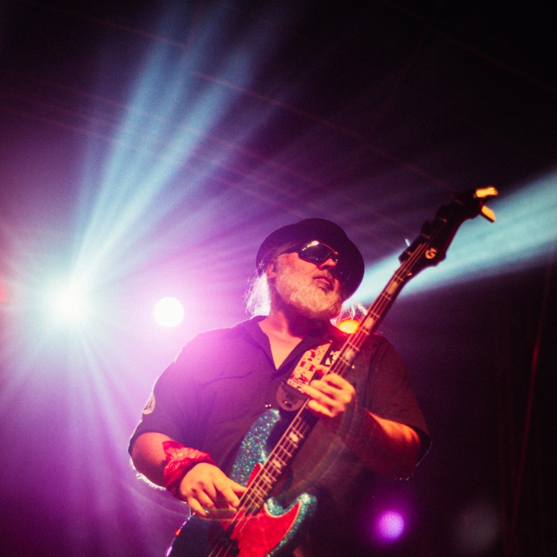 Gitarzysta podczas występu na scenie w świetle reflektorów.