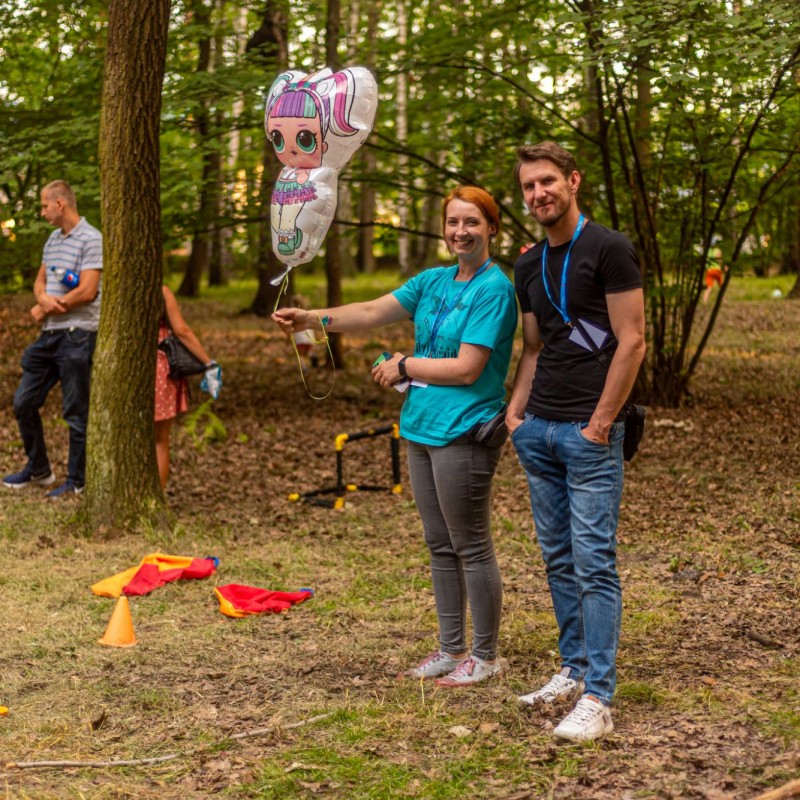 Fot. Łukasz Kuc/Pani dyrektor oraz pan wicedyrektor domu kultury stoją w lesie pozując do zdjęcia. 