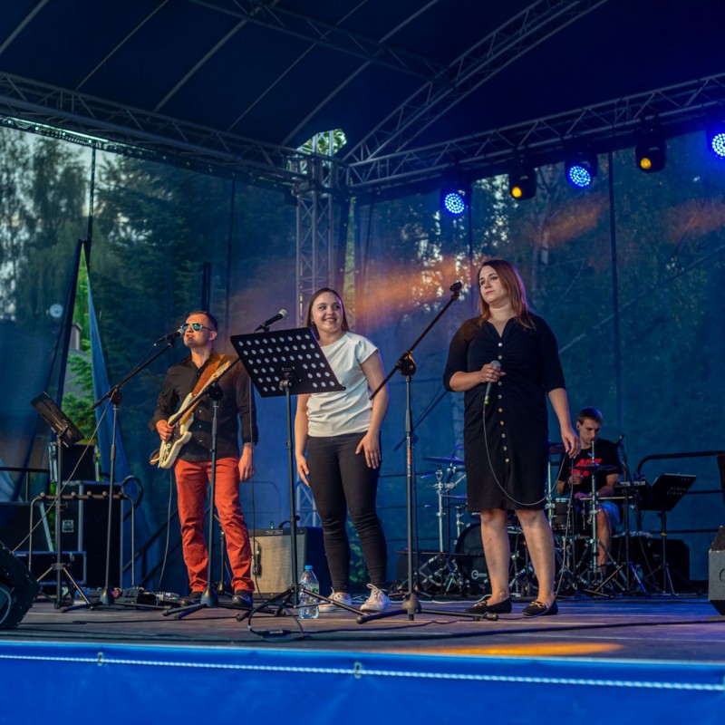 Fot. Łukasz Kuc/Zespół wokalno-instrumentalny występuje na scenie plenerowej domu kultury.