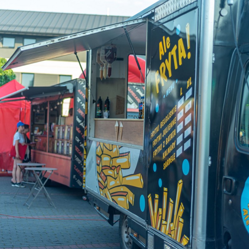 Fot. Łukasz Kuc/Food truck z napisem „Ale fryta” na placu domu kultury.