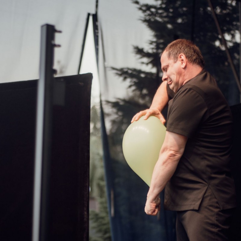 Fot. Łukasz Kuc/Ireneusz Krosny w trakcie swojego występu na scenie plenerowej z rekwizytem w formie balonu.