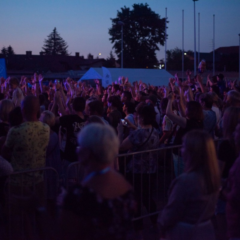 Fot. Łukasz Kuc/Tłum bawiących się ludzi podczas koncertu na placu domu kultury wieczorem.