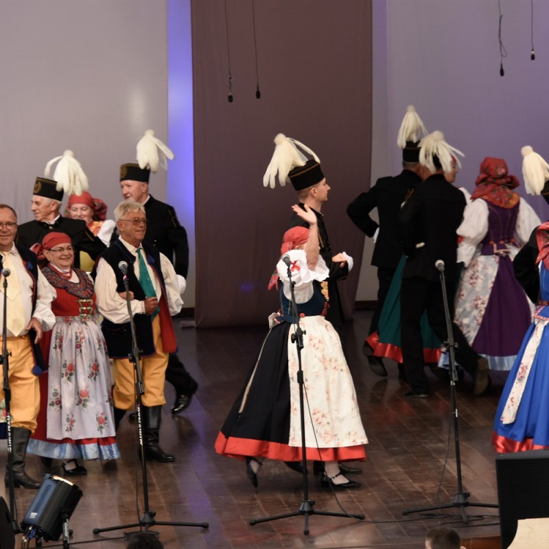 Zespół Pieśni i Tańca Kęty w strojach regionalnych tańczy po kole.