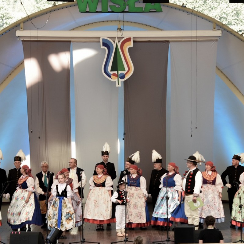 Zespół Pieśni i Tańca Kęty podczas występu w strojach regionalnych stoi na scenie.