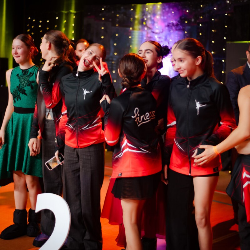 Tancerze nagrodzeni w Beskidzkim Festiwalu Tańca ustawiają się na podium by odebrać medale i nagrody.