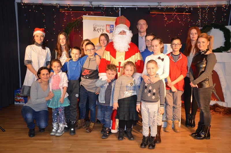 Spotkanie dzieci i młodzieży z gminnych świetlic ze Świętym Mikołajem